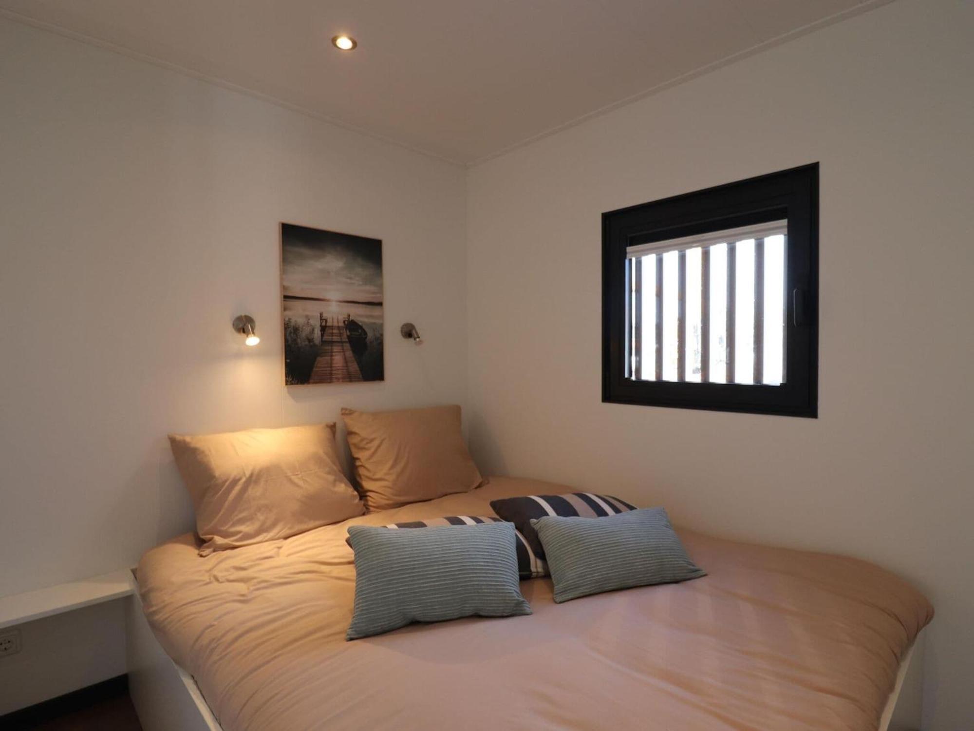 Spend The Night On The Water In Casa de Férias Lemmer