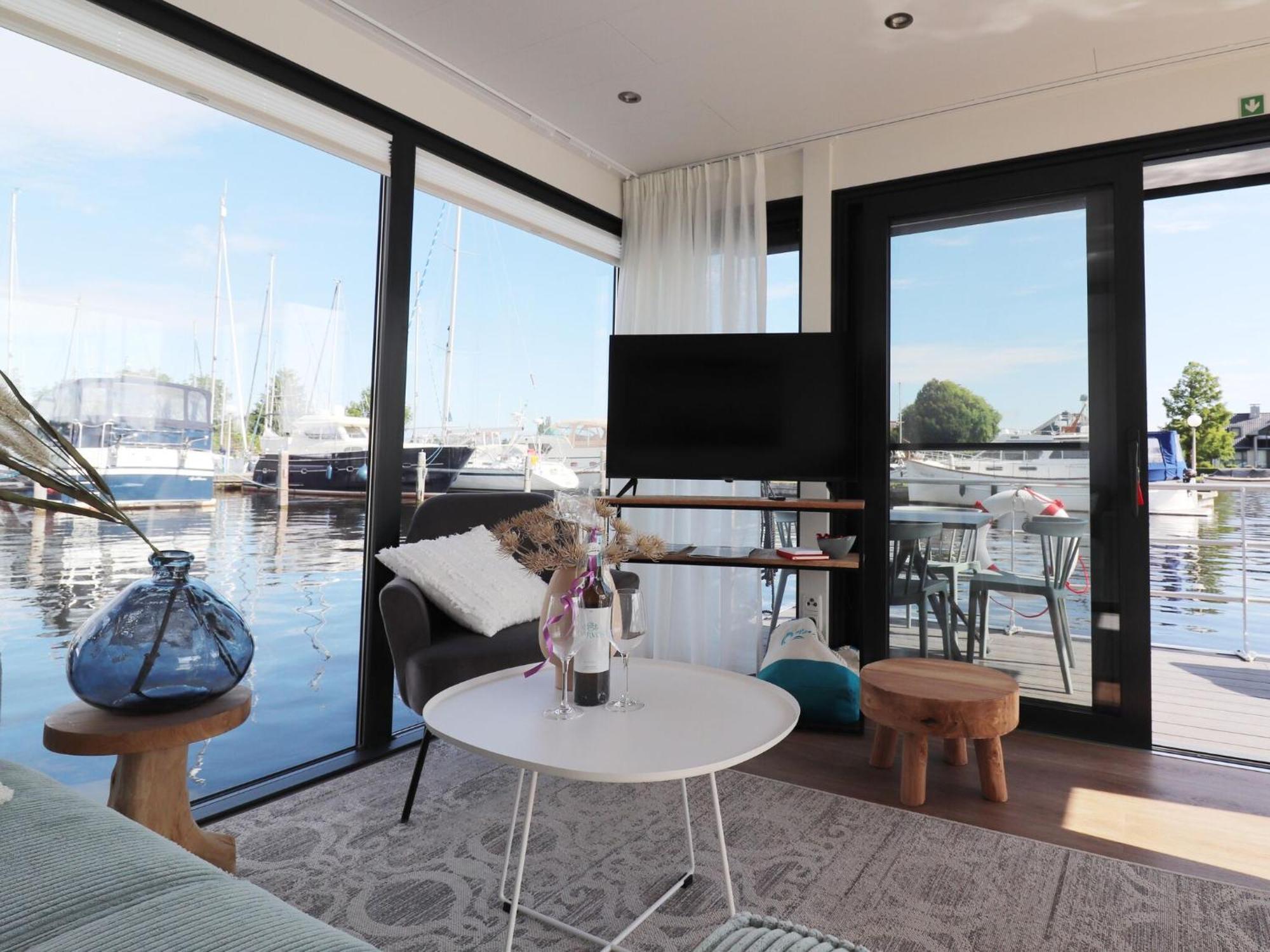 Spend The Night On The Water In Casa de Férias *